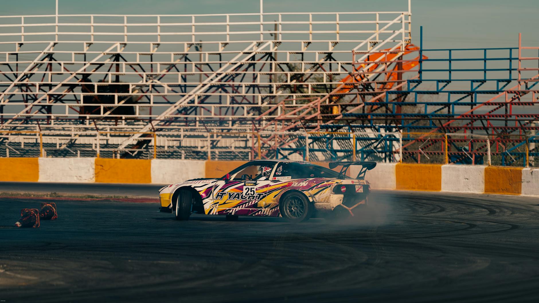 Auto wyścigowe w kontrolowanym poślizgu na pustym torze