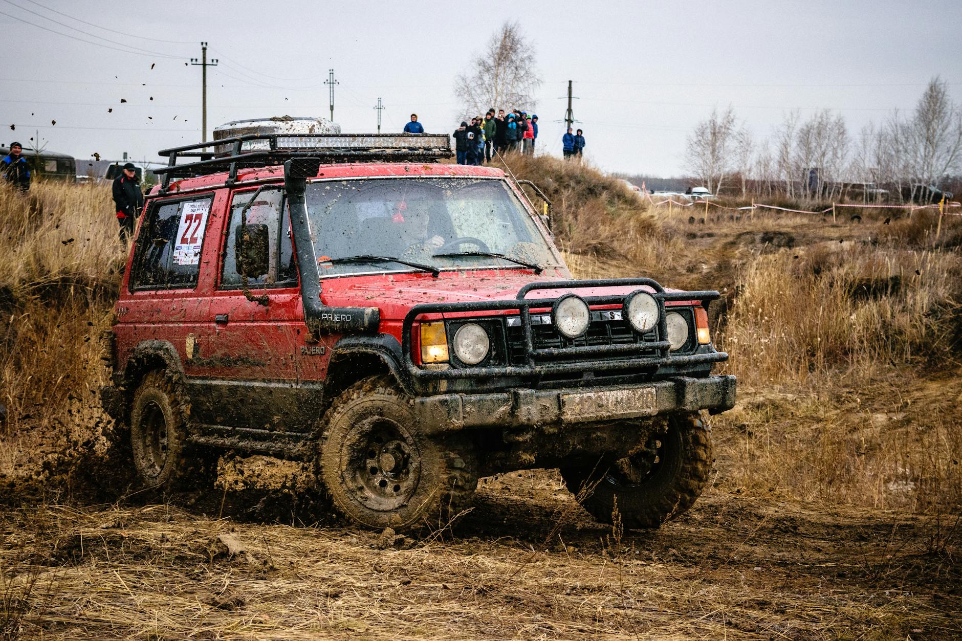 Czerwone Mitsubishi 4x4 pędzi po błotnistym odcinku rajdu w Kazachstanie