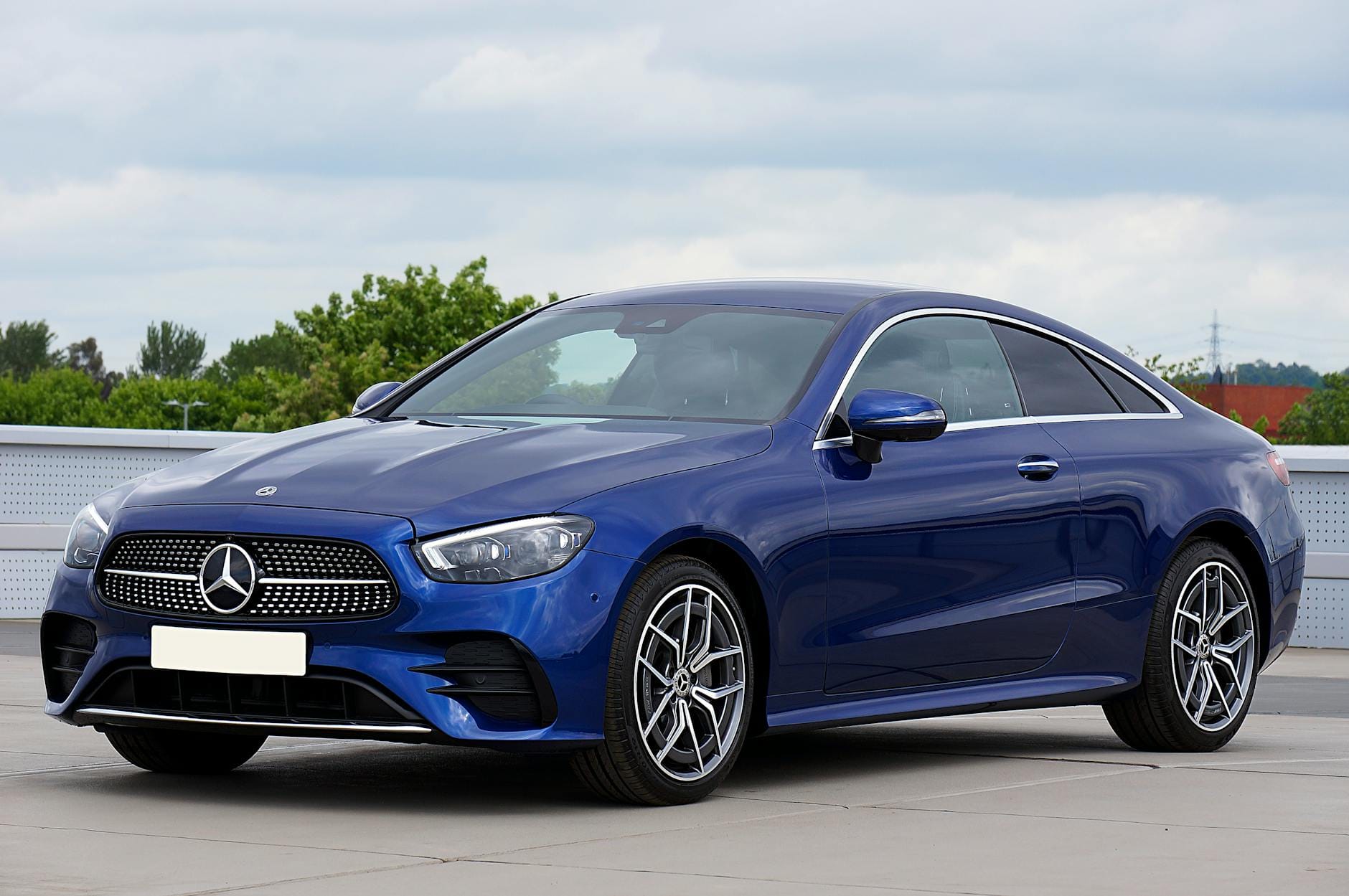 Granatowe coupe Mercedes-Benz klasy premium zaparkowane na zewnątrz