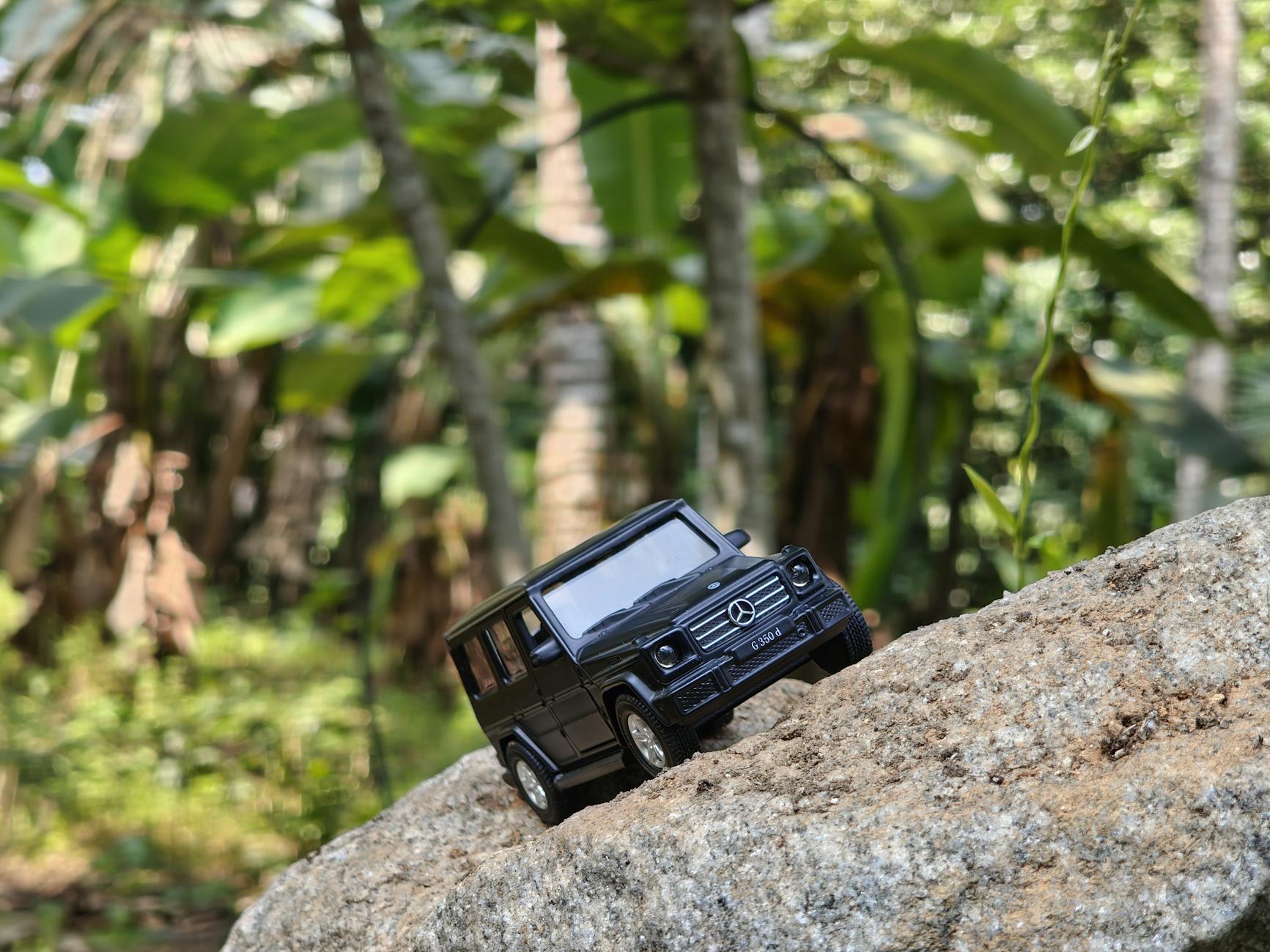 Land Rover Defender 90 i Jeep Wrangler jadą obok siebie po szutrowej drodze