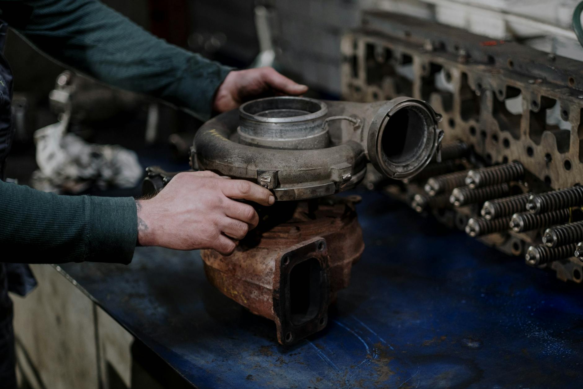 Mechanik naprawiający turbosprężarkę twin scroll w warsztacie
