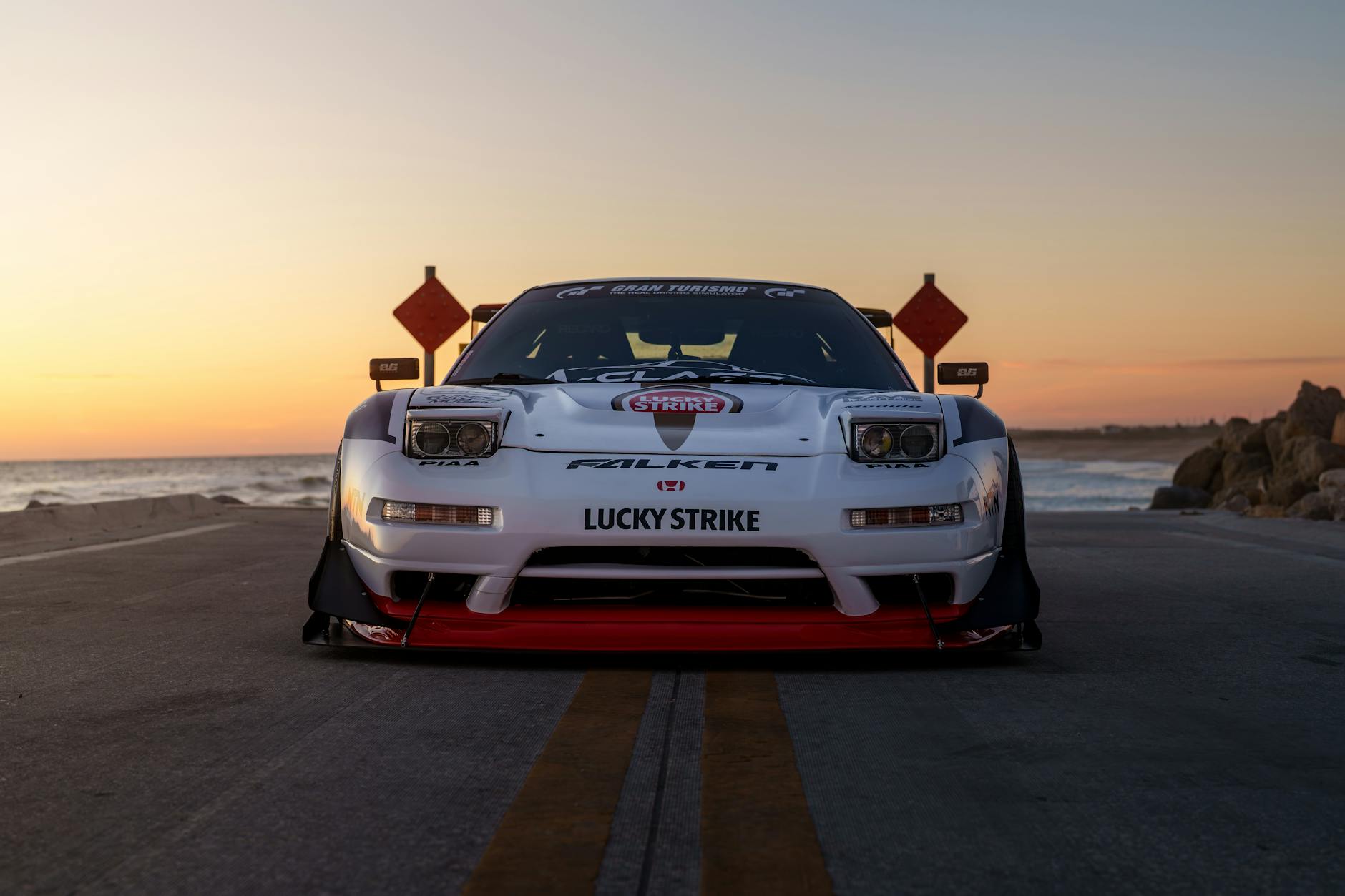 Czy warto kupić auto premium w abonamencie? Plusy, minusy i dla kogo to ma sens Mężczyzna ogląda luksusowe auto premium w salonie samochodowym