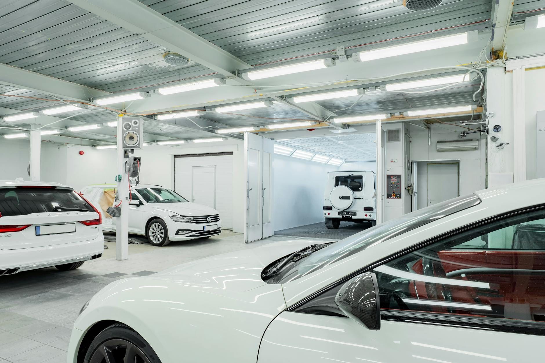 Nowoczesna myjnia z kilkoma luksusowymi SUV-ami wewnątrz