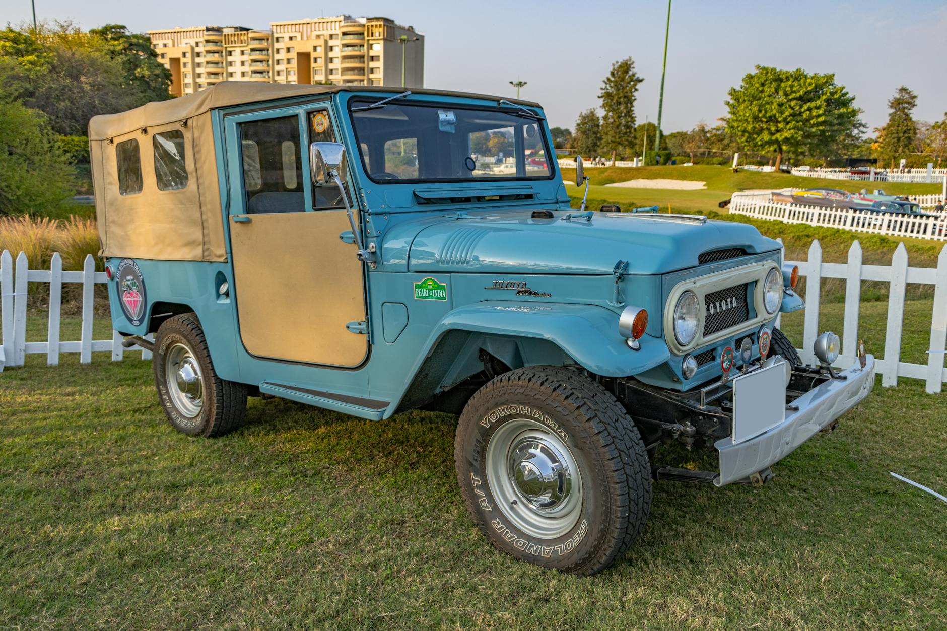 Terenowy 4x4 jadący w terenie, widok z boku