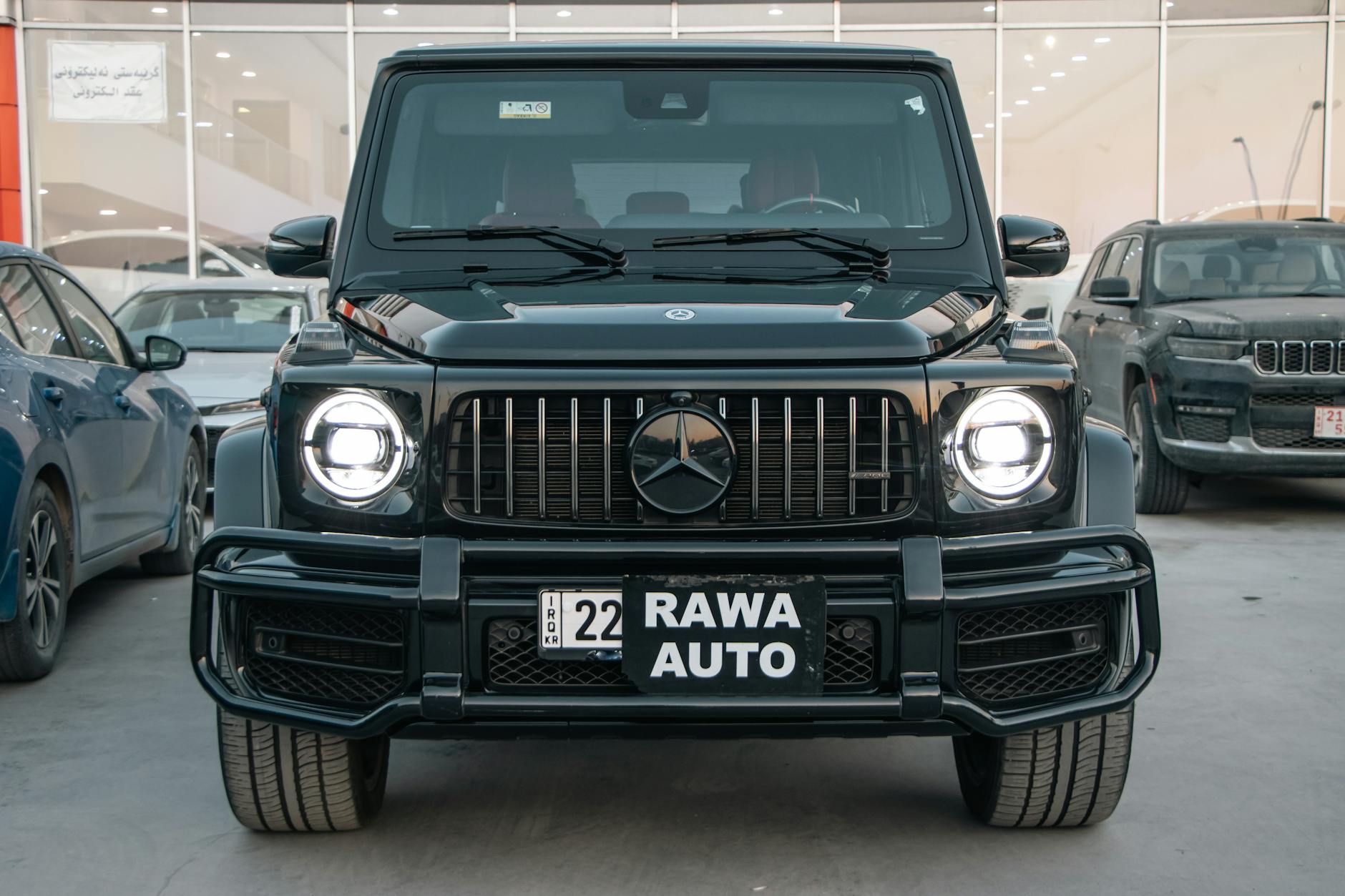 Czarny Mercedes G‑Class SUV w nowoczesnym salonie samochodowym