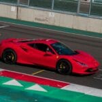 Jazda próbna hypercarem: na co zwrócić uwagę, by ocenić auto w 30 minut Czerwone Ferrari hypercar na pustym torze wyścigowym