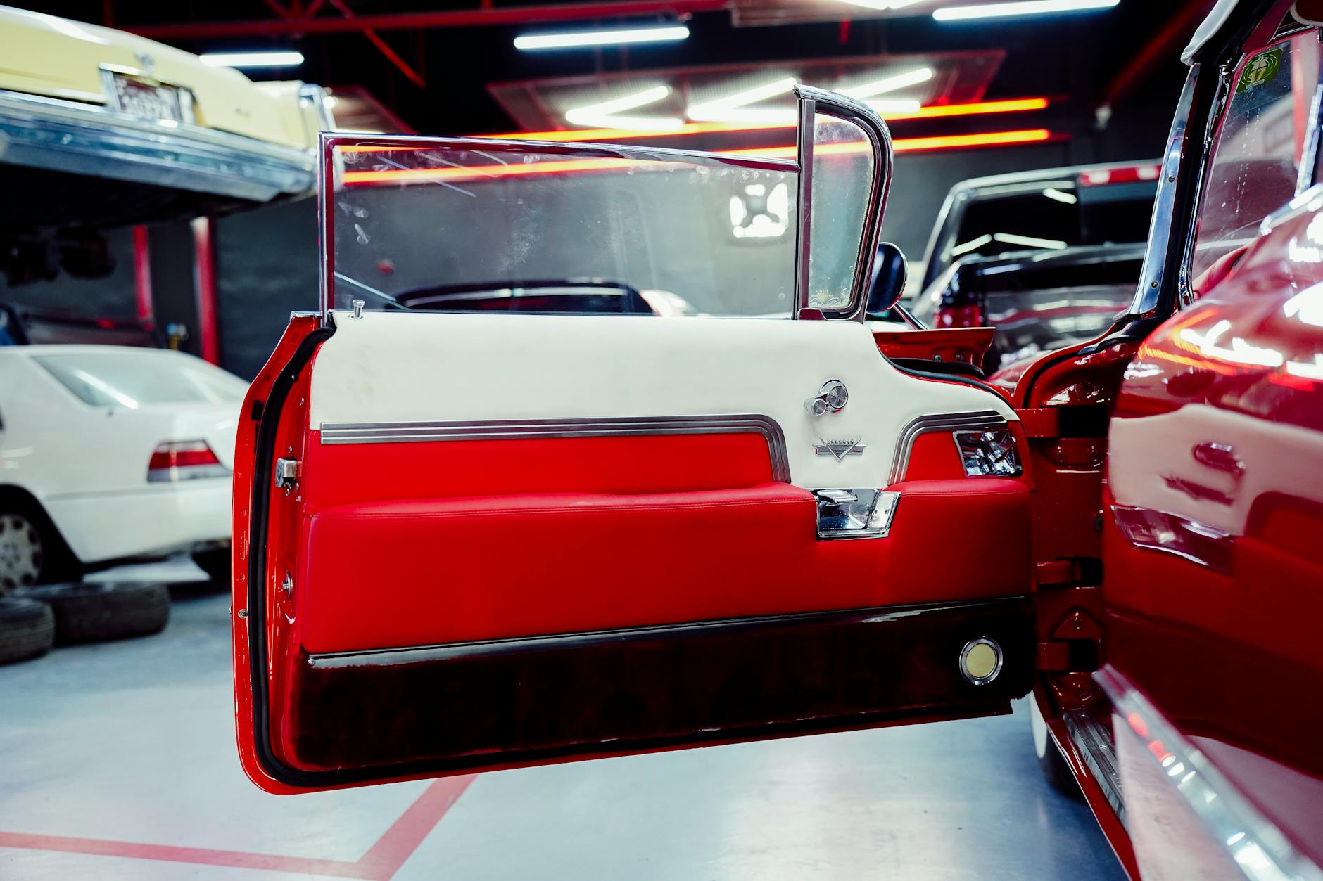 Jasna skórzana tapicerka w kabinie nowoczesnego SUV-a