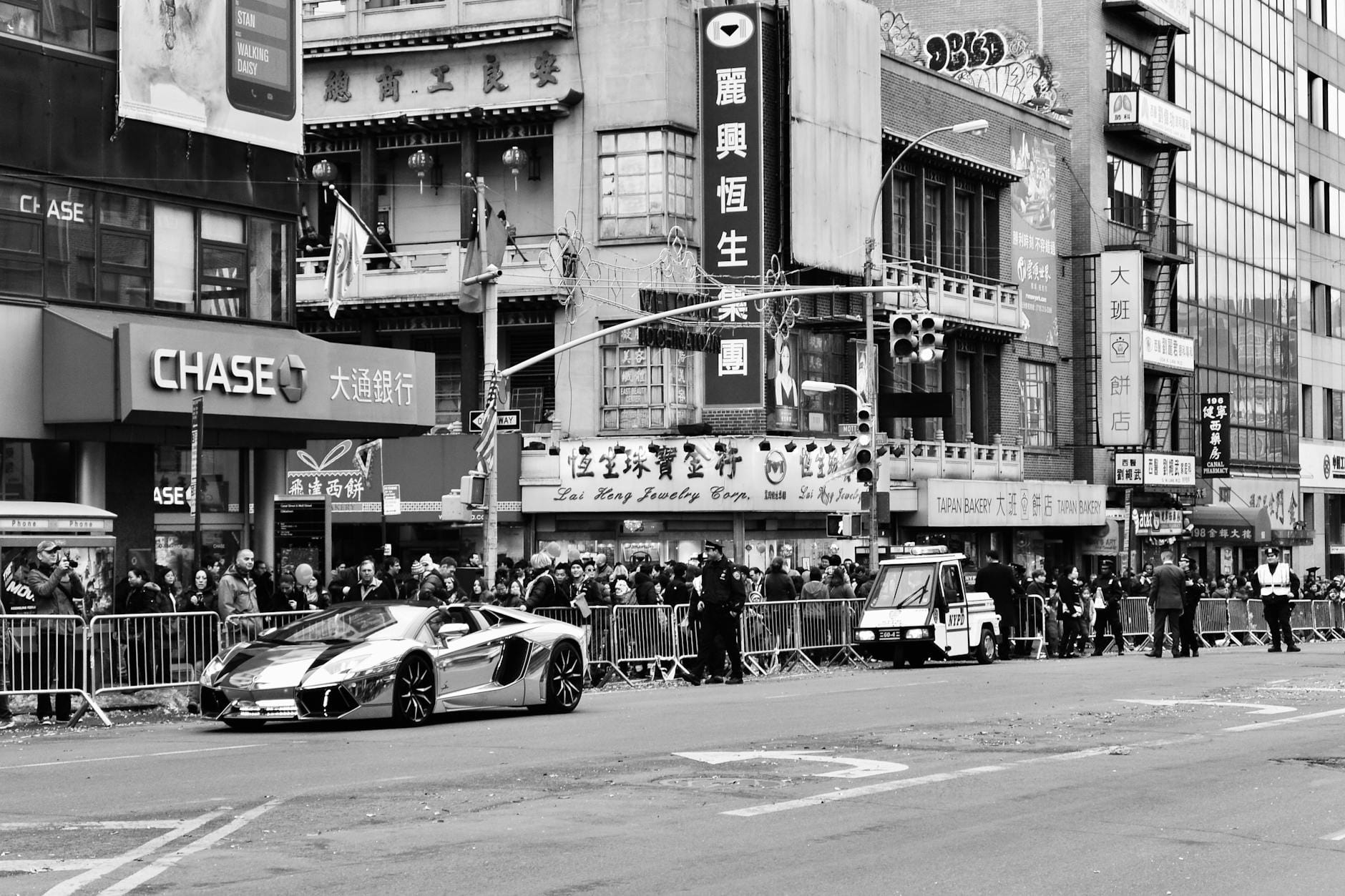 Lamborghini w czarno-białej scenerii ulic Chinatown w Nowym Jorku