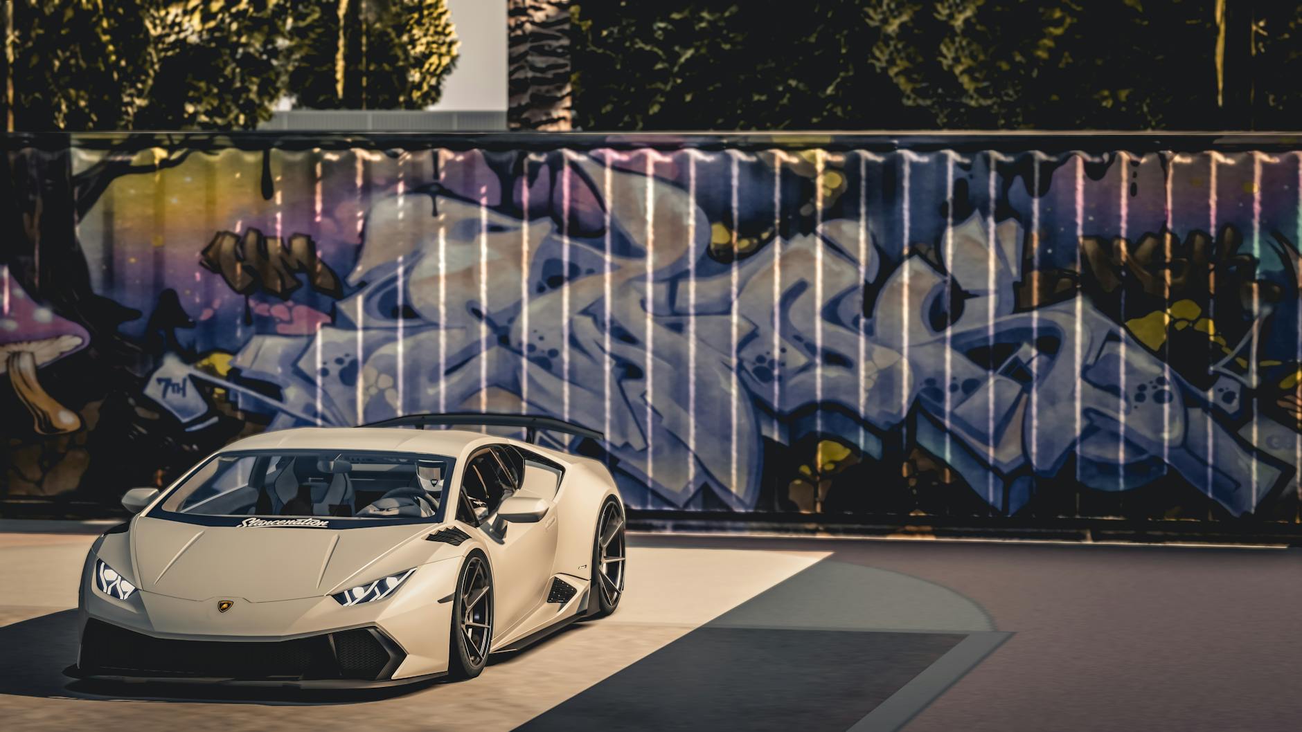 Luksacyjne sportowe coupe na tle kolorowego graffiti w słoneczny dzień