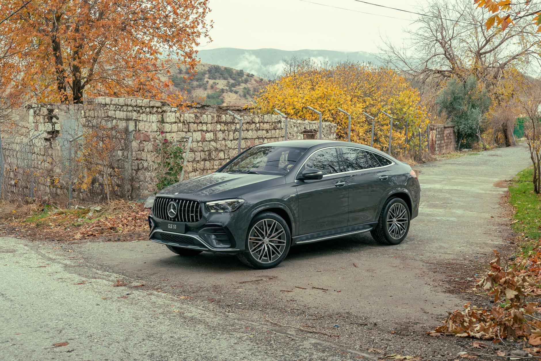 Luksusowe auto AMG podczas jazdy, widok z boku