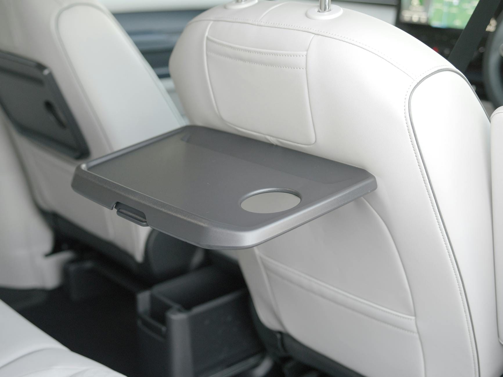 Czy biała skóra w SUV-ie ma sens? Plusy, minusy i pielęgnacja Luksusowe wnętrze SUV-a z białą skórzaną tapicerką i stolikiem