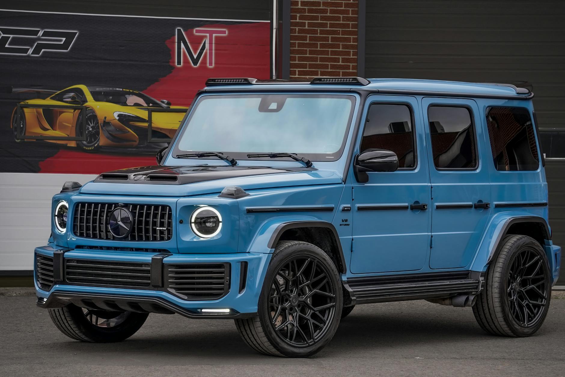 Niebieski Range Rover Velar zaparkowany na zewnątrz, podkreślający luksus