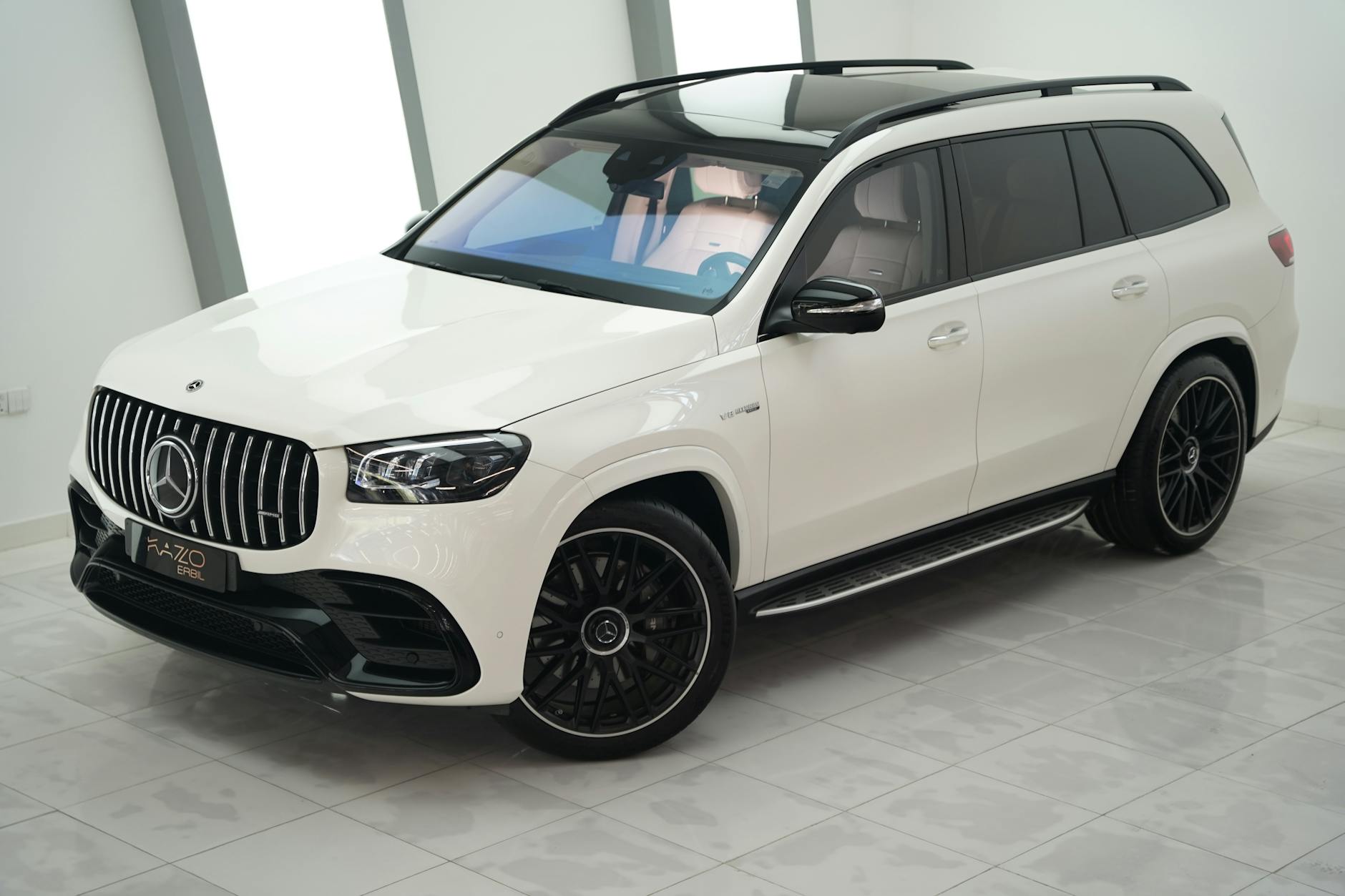 Nowoczesny SUV w salonie z podświetlonym ambientowo wnętrzem