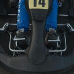 Pedały gazu i hamulca w gokarcie, zbliżenie na układ sterowania