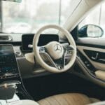 Podświetlone ambientowo wnętrze luksusowego SUV-a Mercedes