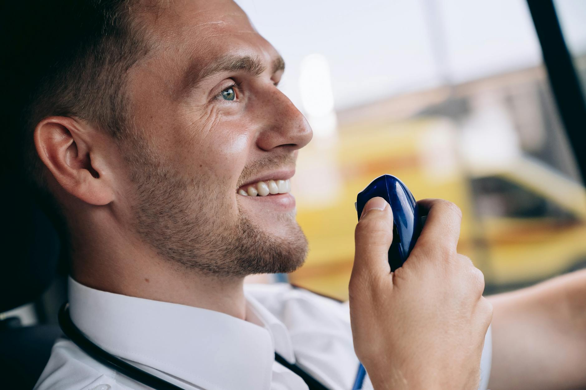 Ratownik medyczny rozmawia przez radio w kabinie karetki