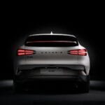 Tył białego elektryka Genesis GV60 z charakterystycznymi tylnymi lampami