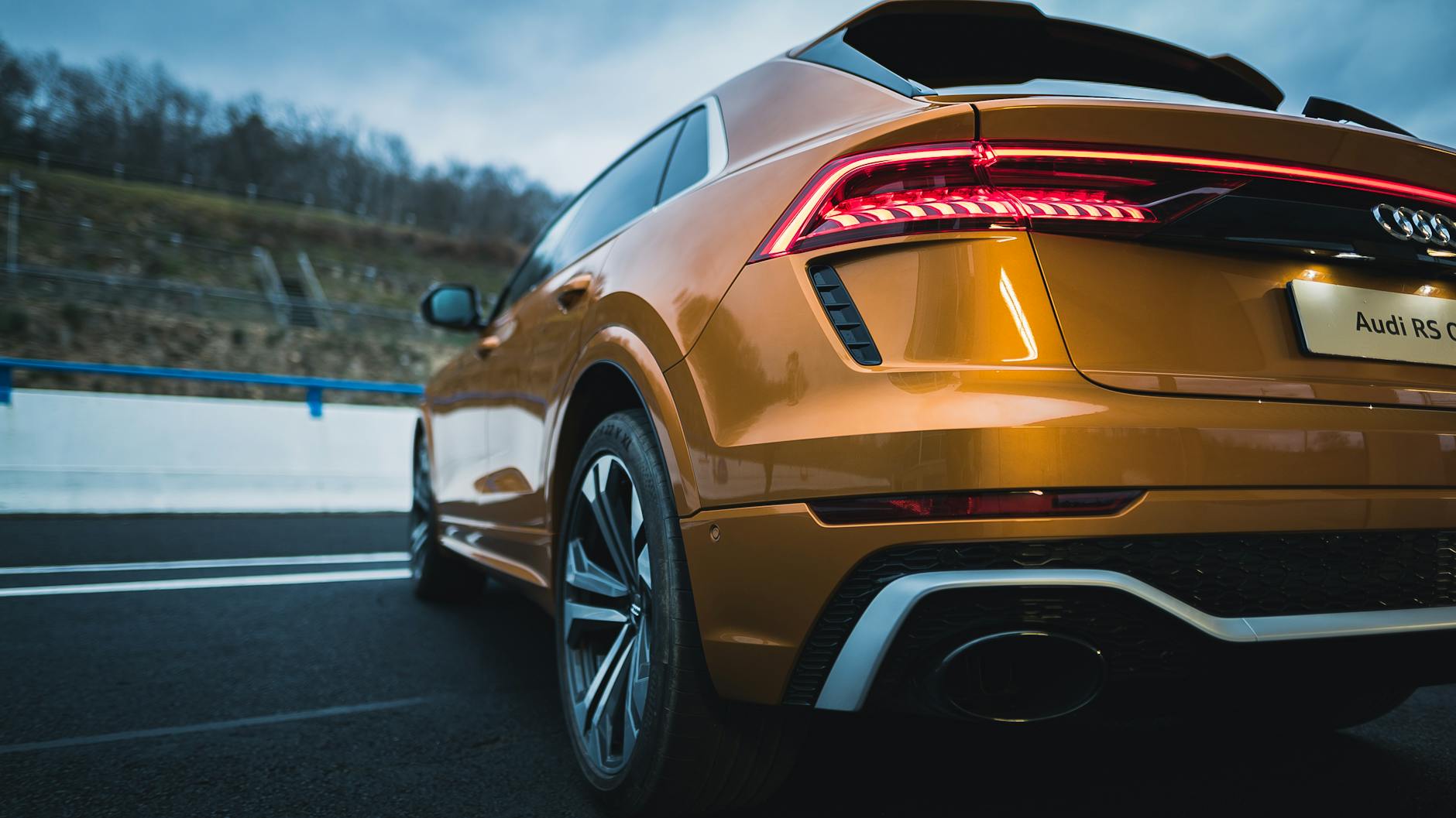 Tył zaparkowanego Audi RS Q8 z podświetlonymi tylnymi lampami