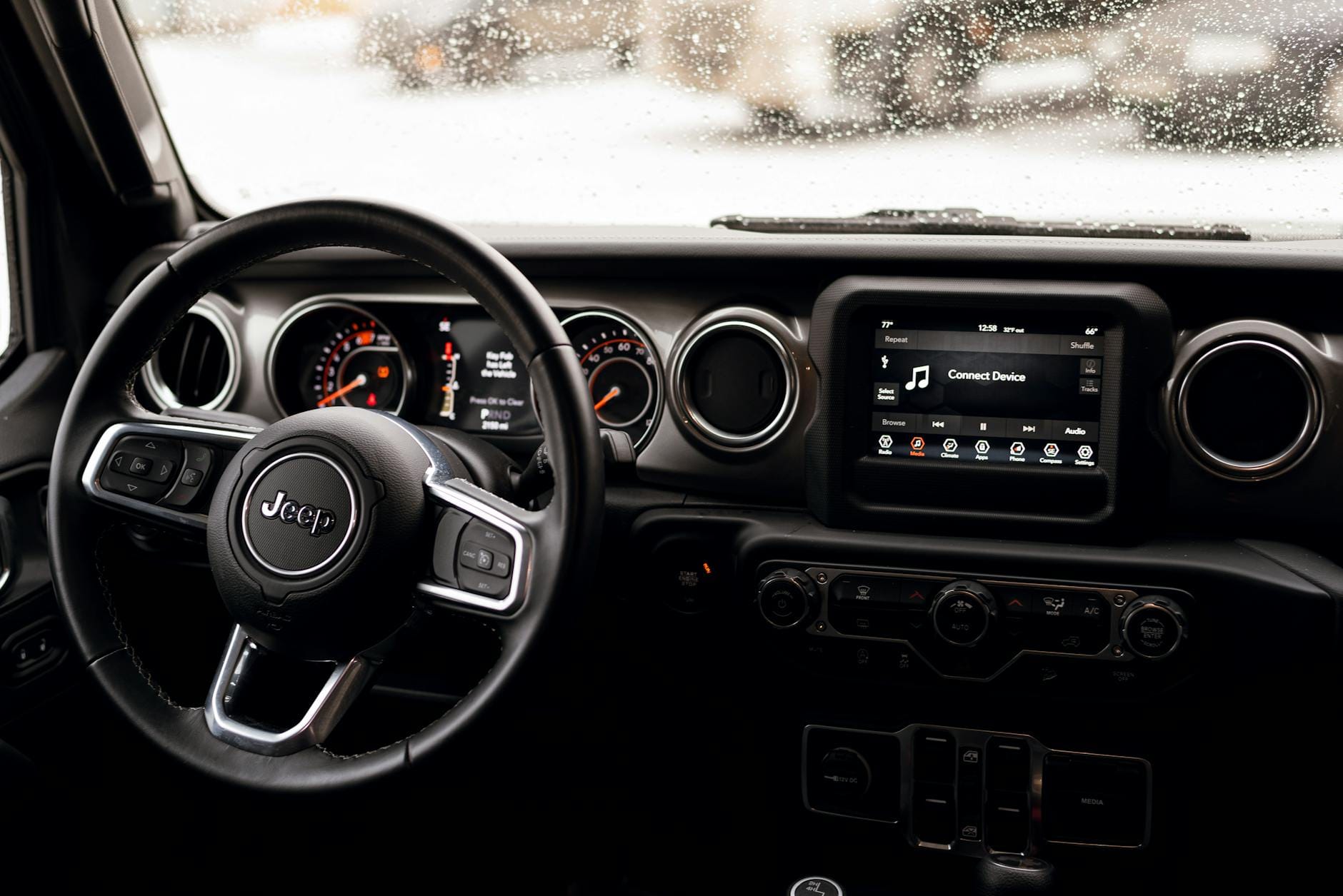 Klimatyzacja wielostrefowa: czy naprawdę zwiększa komfort w SUV-ie premium? Wnętrze SUV-a premium z kokpitem i kierownicą pełną nowoczesnych ekranów