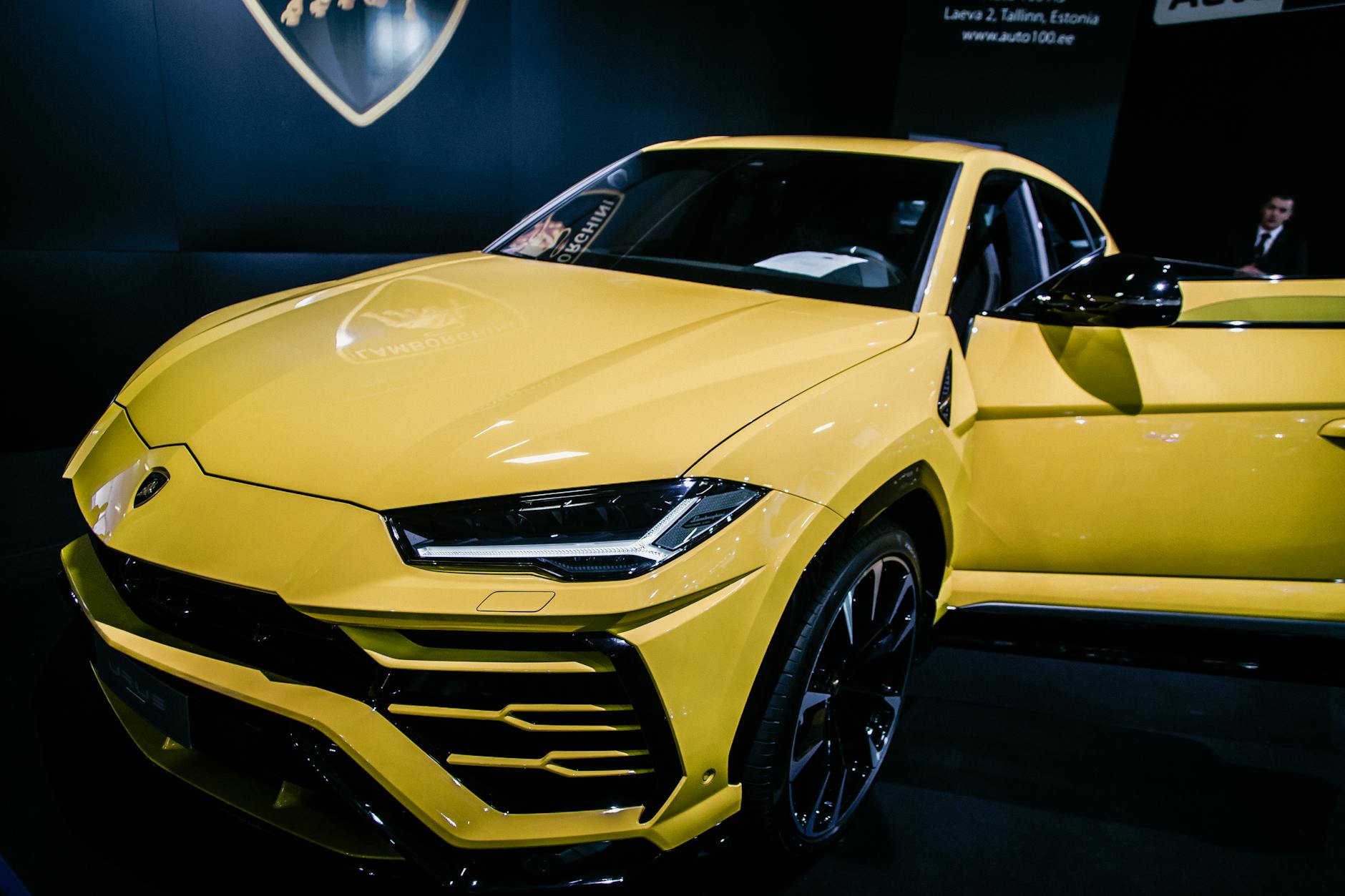 Żółty luksusowy SUV na wystawie w jasnym oświetleniu salonu auta