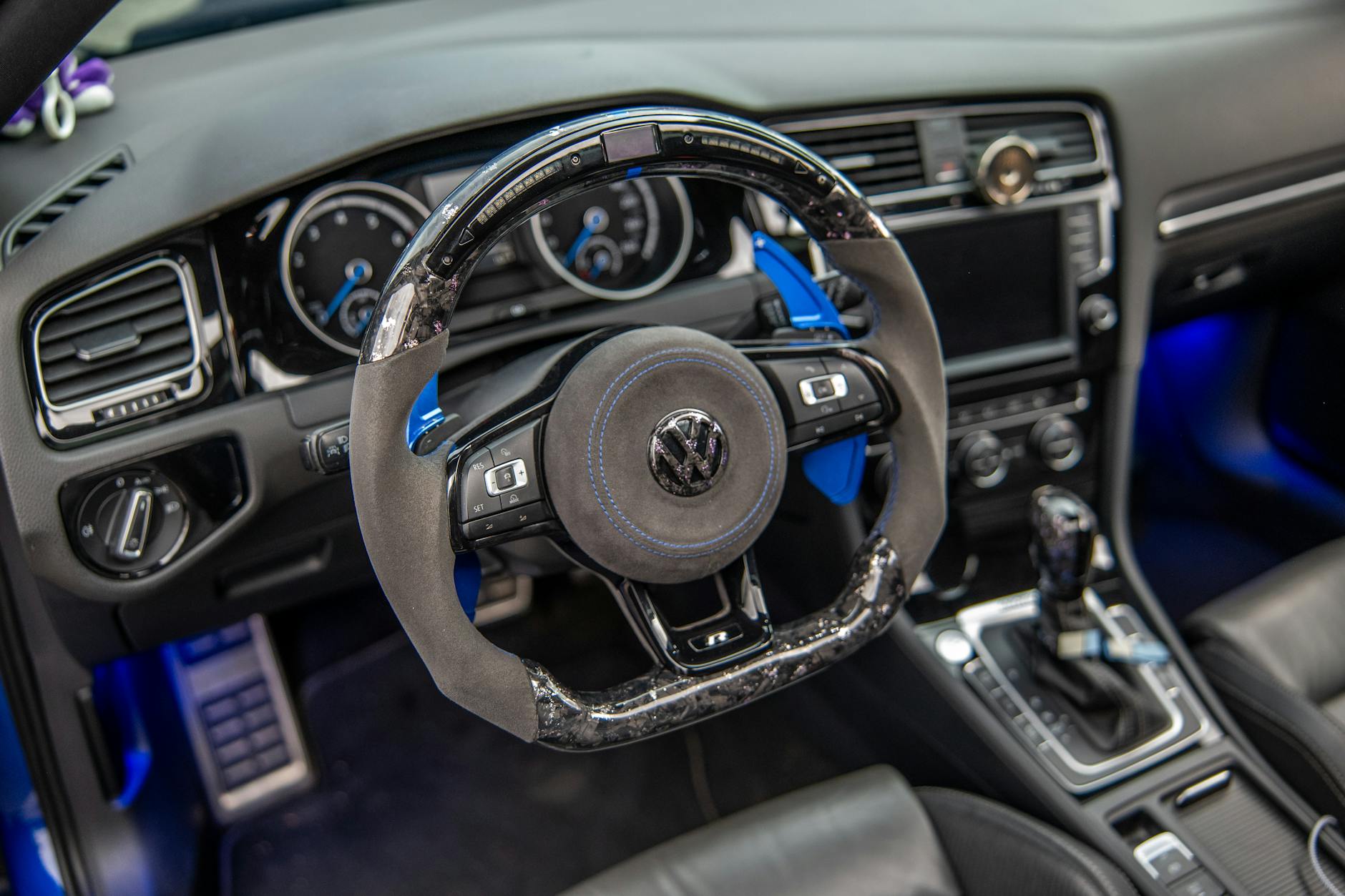 Luksusowa kierownica i deska rozdzielcza tunigowanego auta premium