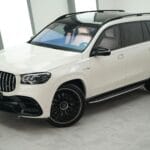 Luksusowy nowoczesny SUV w eleganckim salonie samochodowym