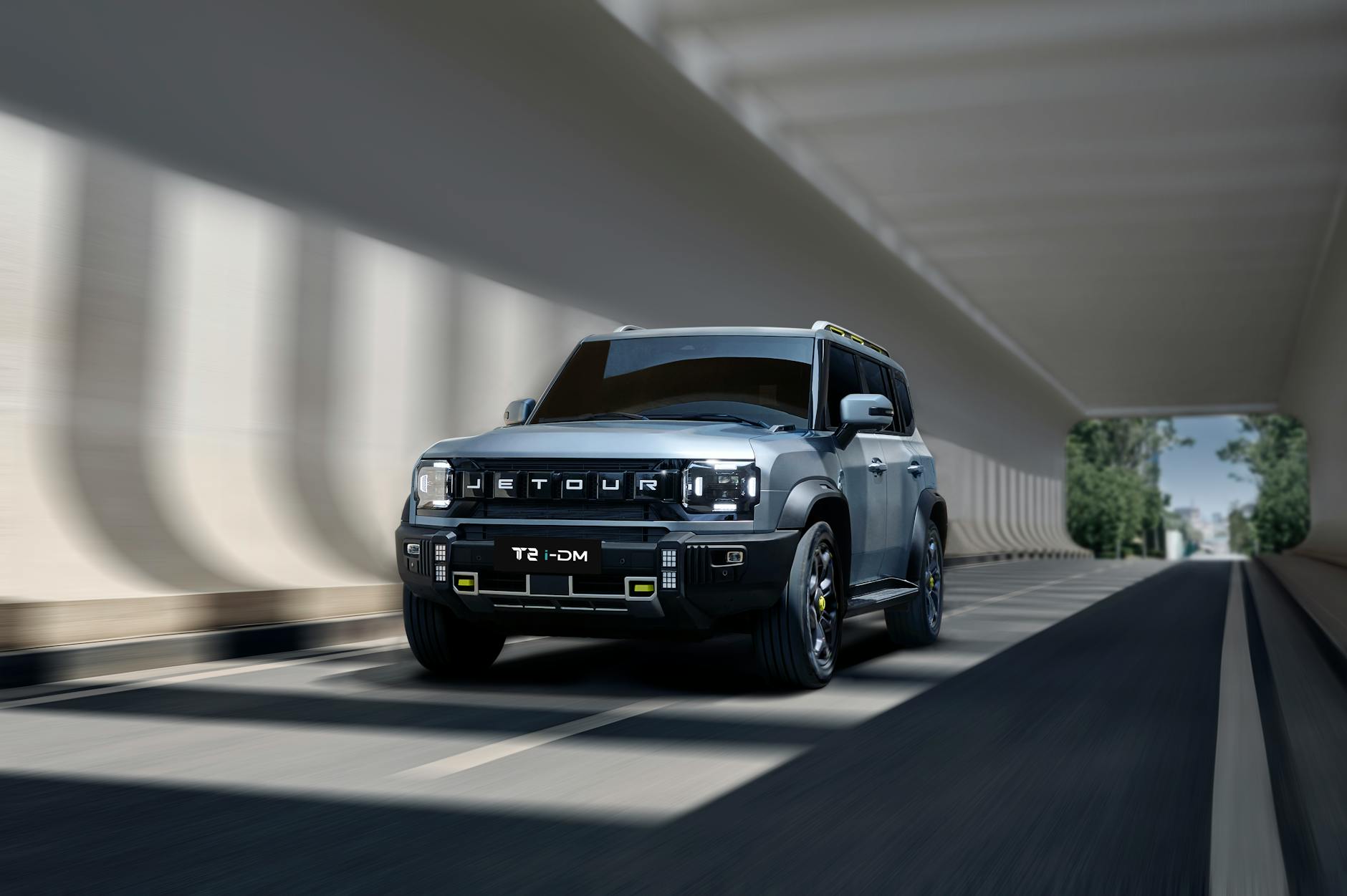 Land Rover zapowiada nowe silniki mild hybrid: co zmieni się w spalaniu i dynamice Nowoczesny SUV jadący przez oświetlony tunel