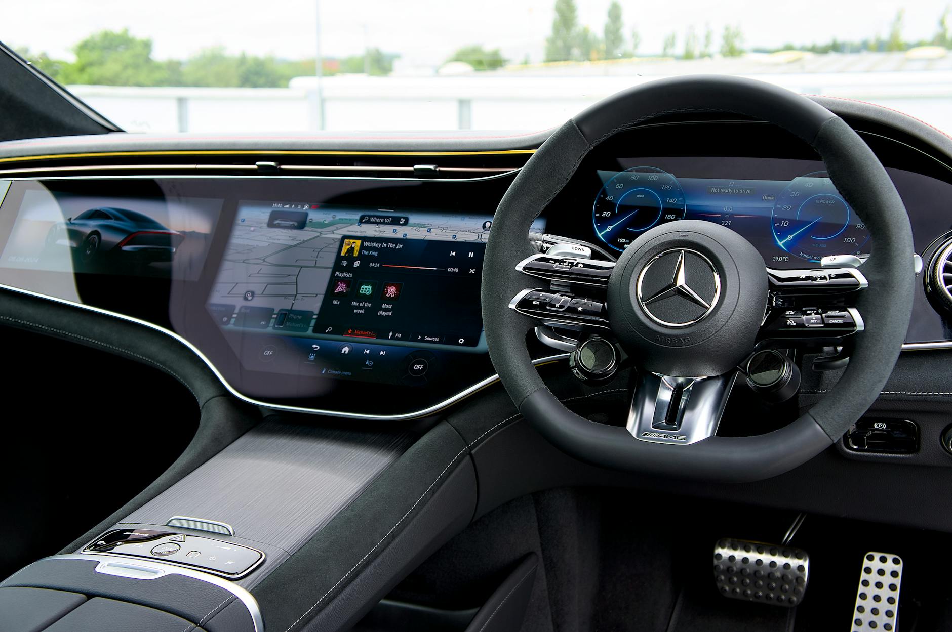 Nowoczesna deska rozdzielcza auta z dużym cyfrowym wyświetlaczem