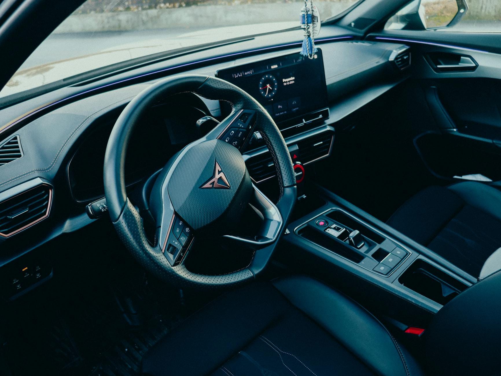 Wnętrze nowoczesnego auta z kokpitem multimedialnym i kierownicą