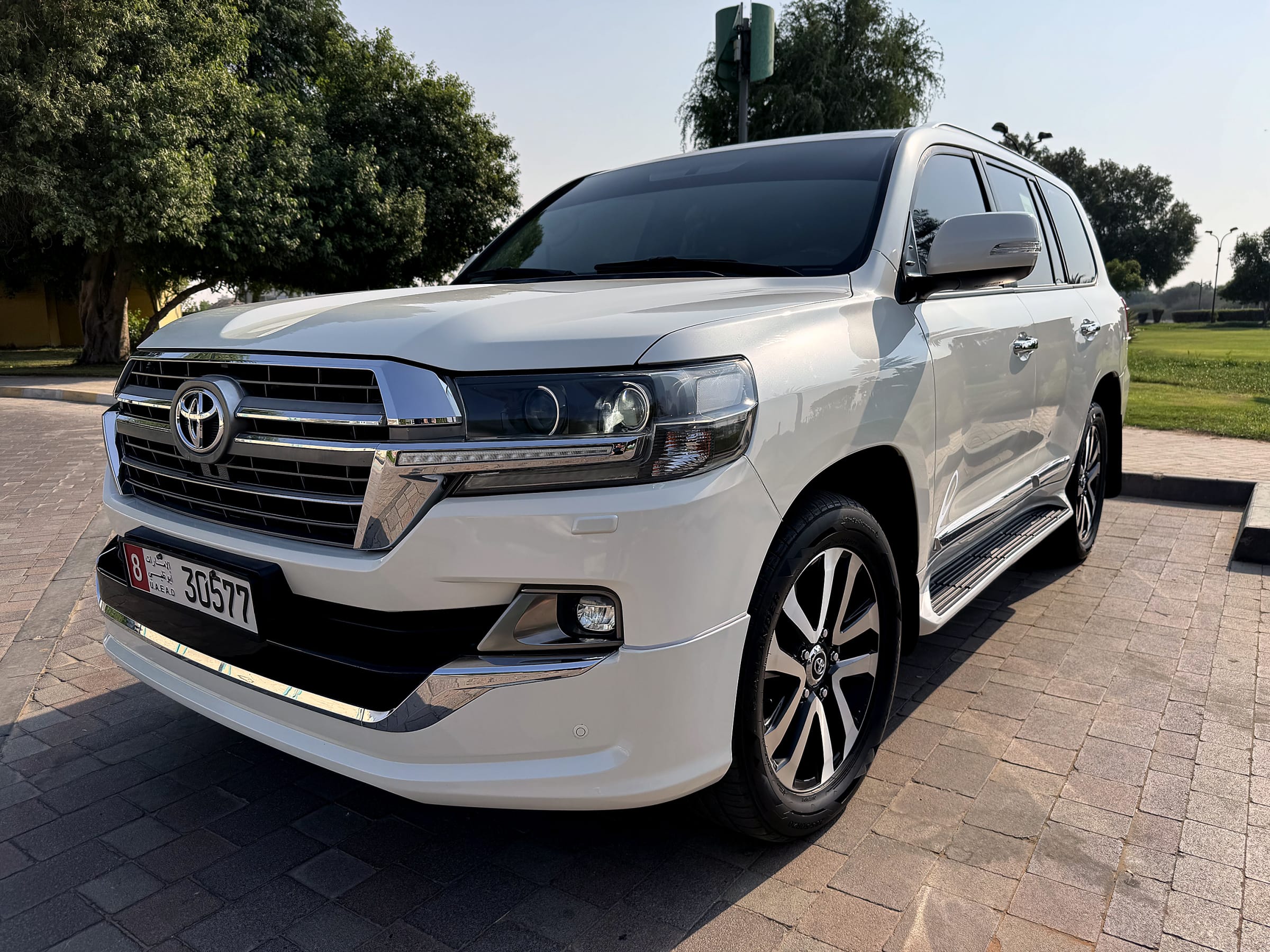 Samochody z Japonii i Dubaju — gdzie szukać auta, jeśli rynek europejski nie wystarcza?