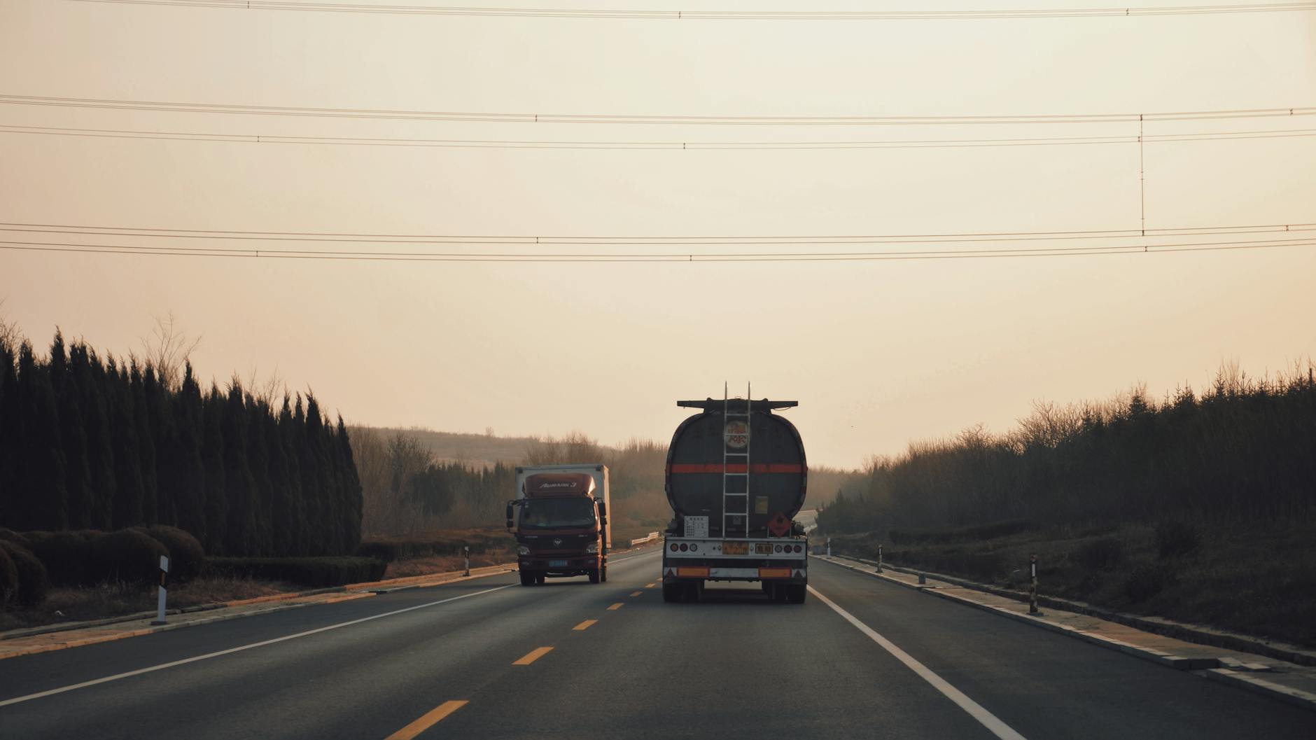 Ciężarówki na autostradzie o zachodzie słońca