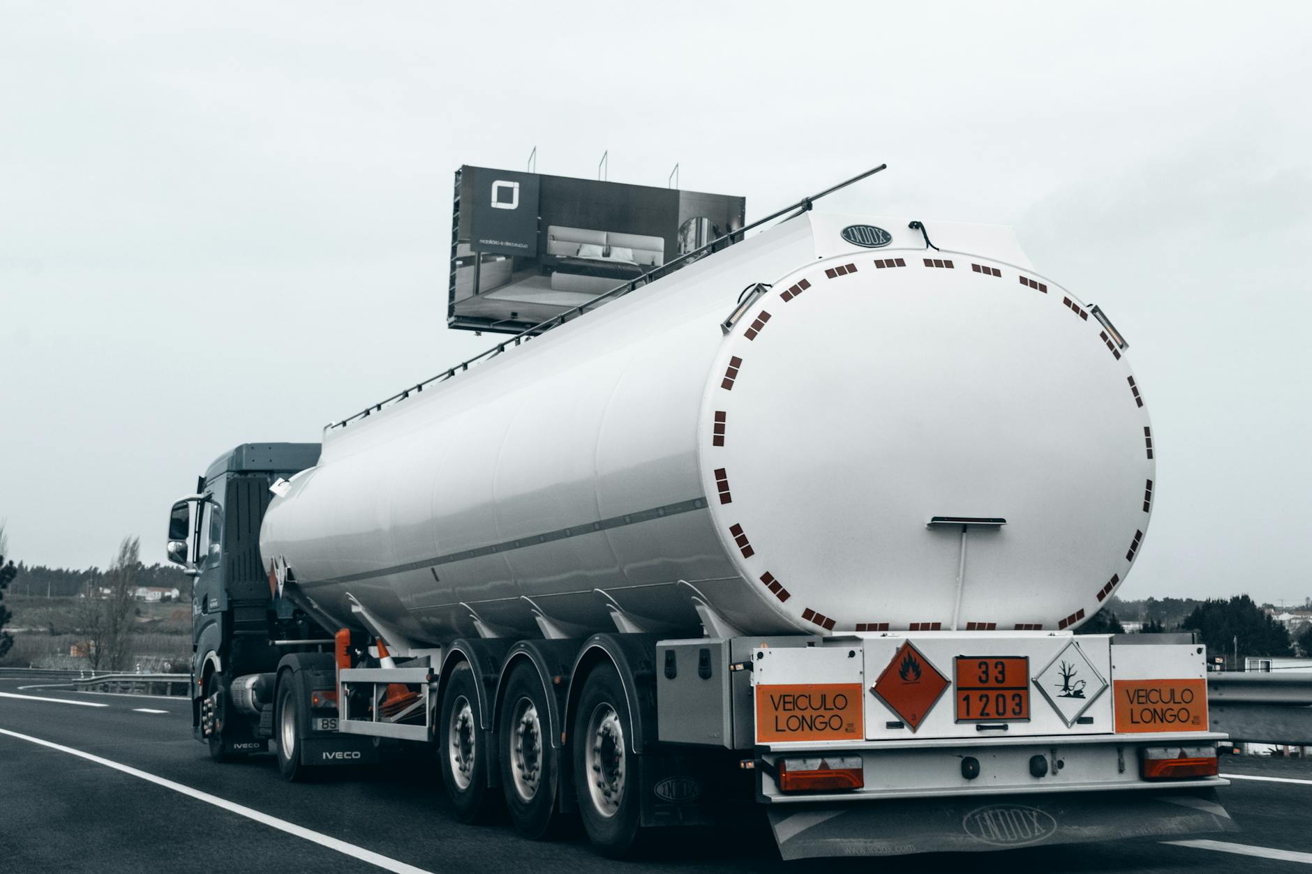 Cysterna z paliwem na autostradzie jako symbol transportu diesla