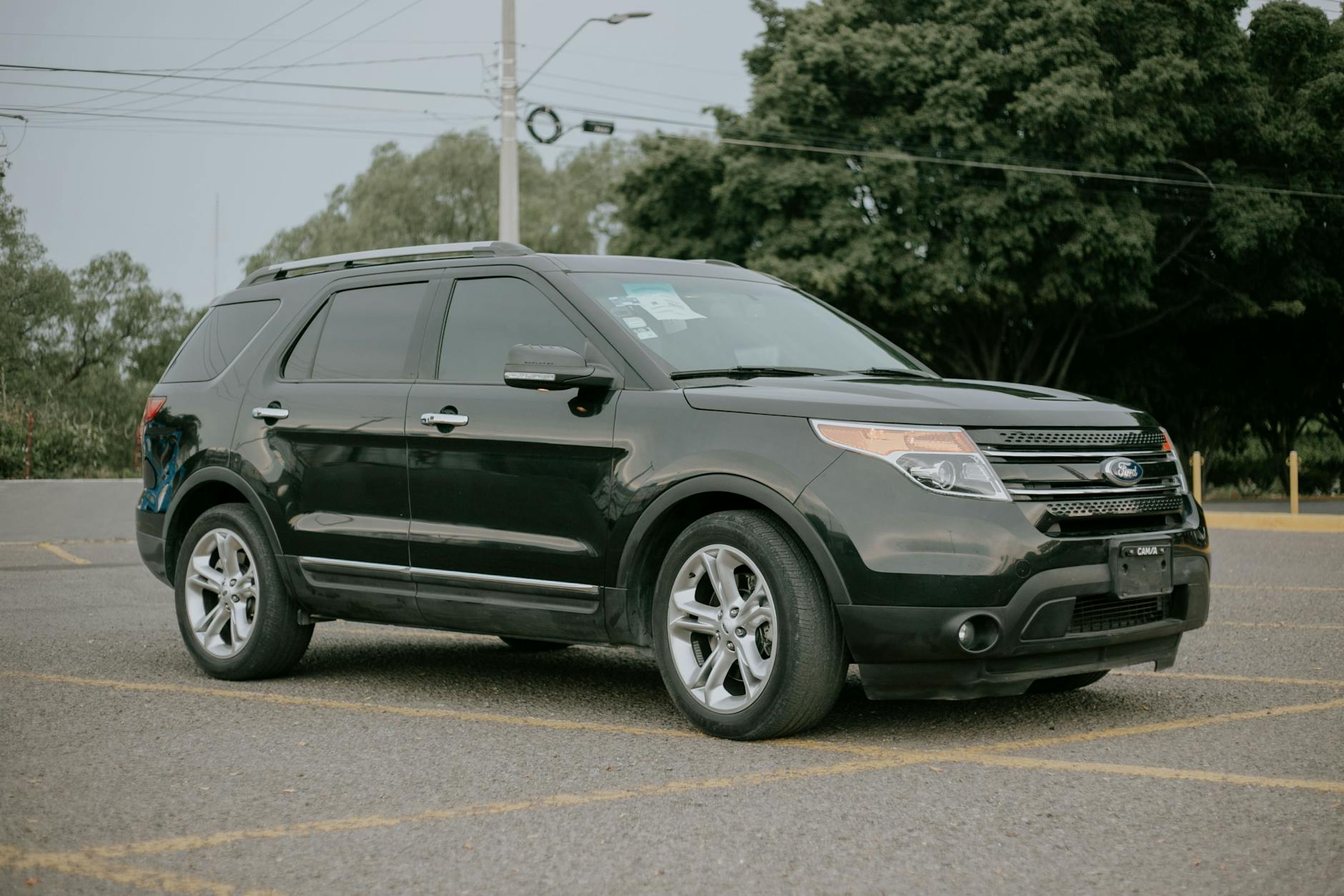 Czarny SUV zaparkowany na pustym, przestronnym parkingu