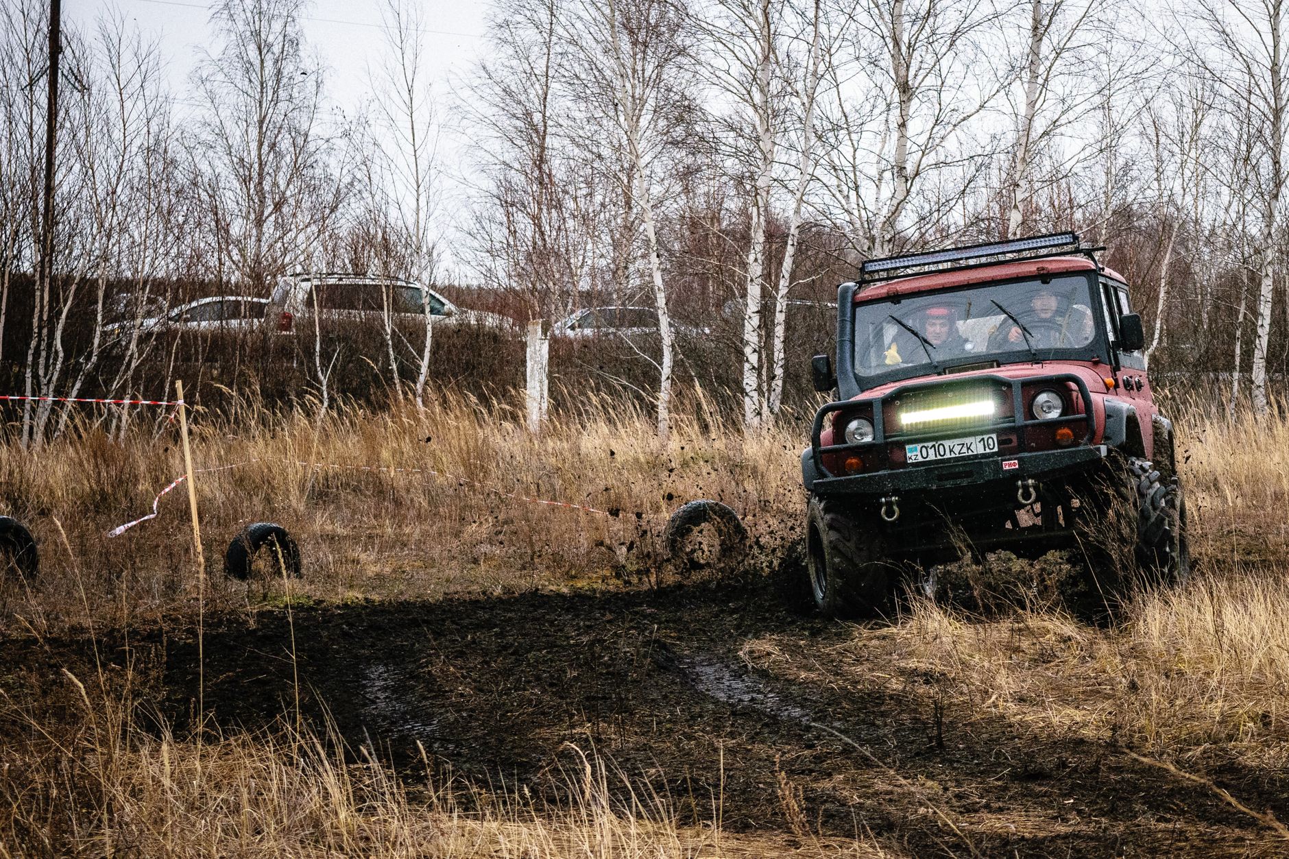 Defender 4x4 pokonuje wymagający teren off-roadowy w Kazachstanie