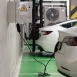 Elektryczne samochody ładujące się w podziemnej stacji w garażu