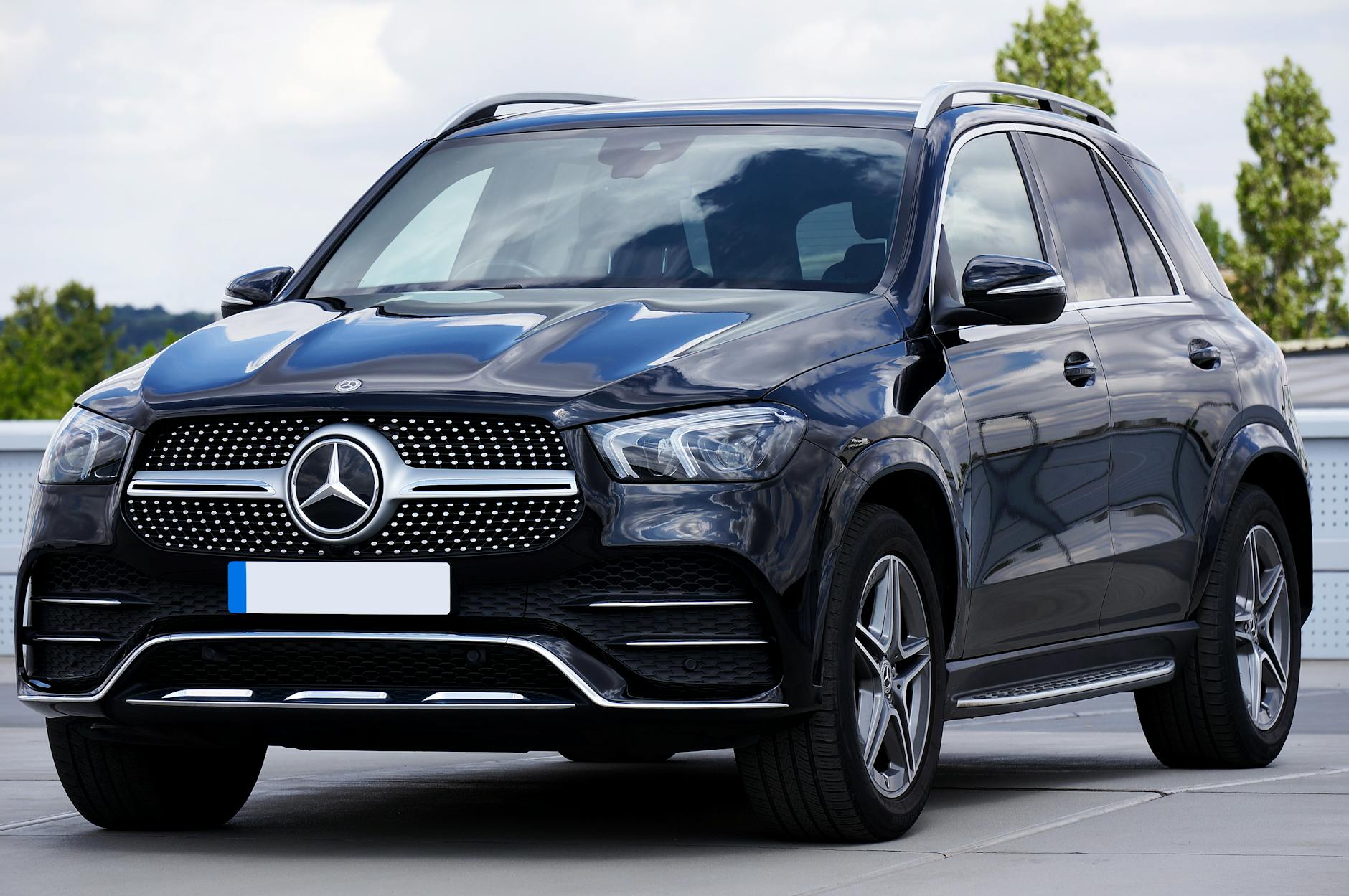 Luksusowy Mercedes GLE zaparkowany na zewnątrz jako rodzinne SUV premium Luksusowy Mercedes GLE zaparkowany na zewnątrz jako rodzinne SUV premium