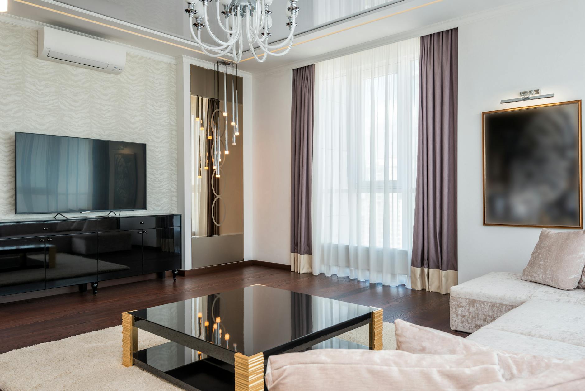 Nowoczesny luksusowy salon z eleganckimi meblami i stonowaną dekoracją