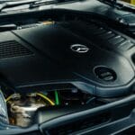 Mit „duży silnik = duże koszty”: kiedy w premium wcale tak nie jest? Silnik Mercedes-Benz z bliska, przykład technologii premium