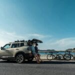 Land Rover Discovery vs Kia Sorento: czy premium wciąż ma przewagę? SUV z rowerami zaparkowany nad morzem przed sceniczną przejażdżką