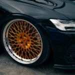 Zbliżenie na tuningowane auto premium z złotymi felgami aluminiowymi
