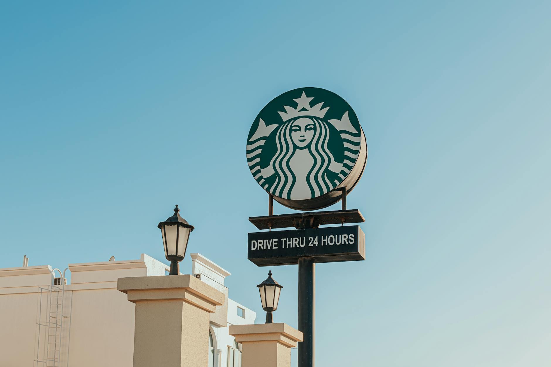 Znak Starbucks drive-thru na tle błękitnego nieba