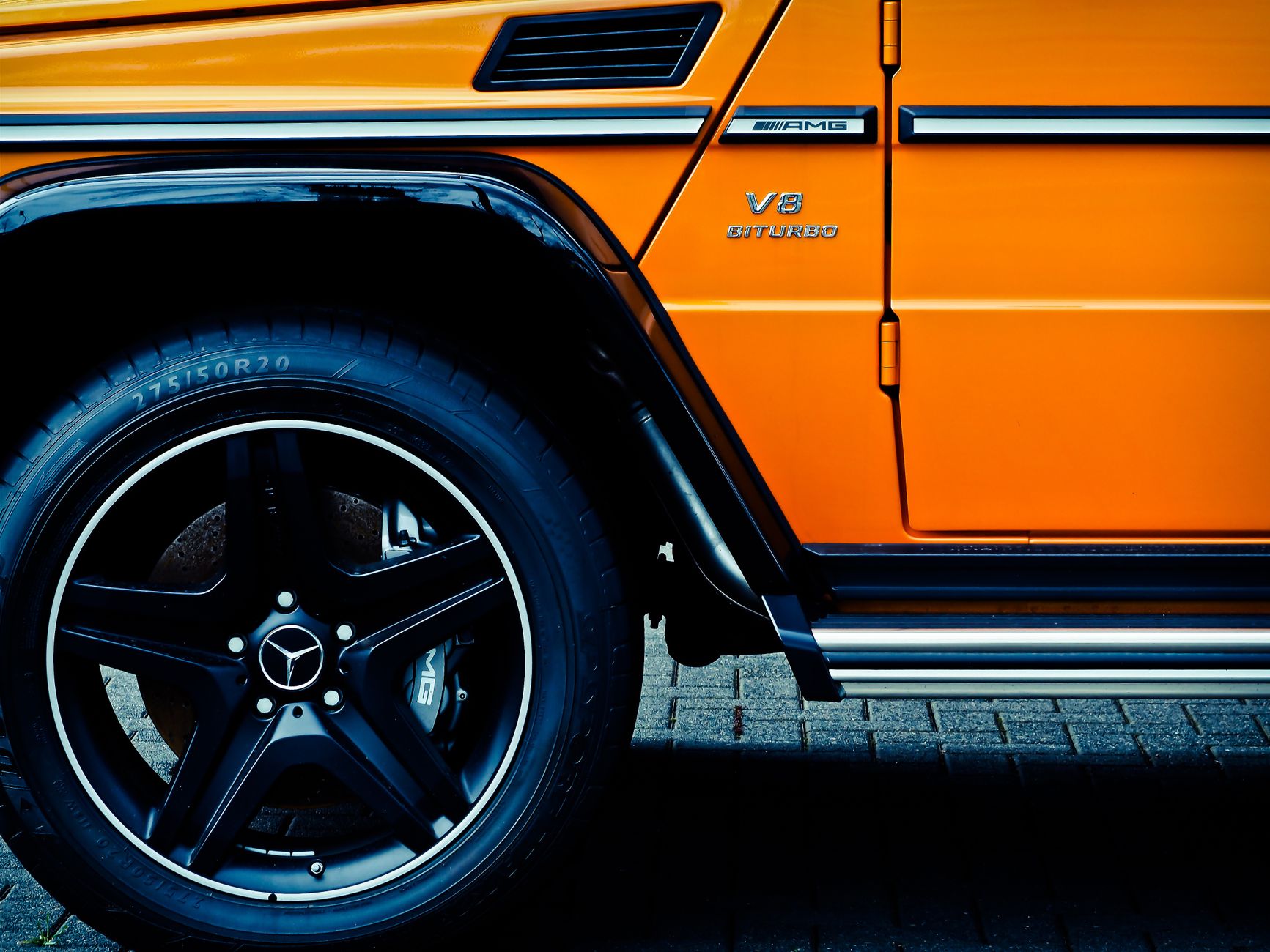 Detal felgi i opony luksusowego SUV-a Land Rover 2026