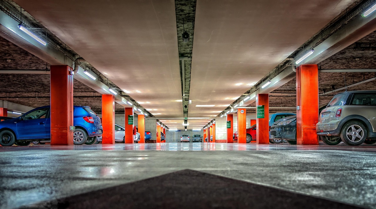 Parking przy lotnisku na nocny lot: weryfikacja tama66-multi-storey-car-park-2705368_1280
