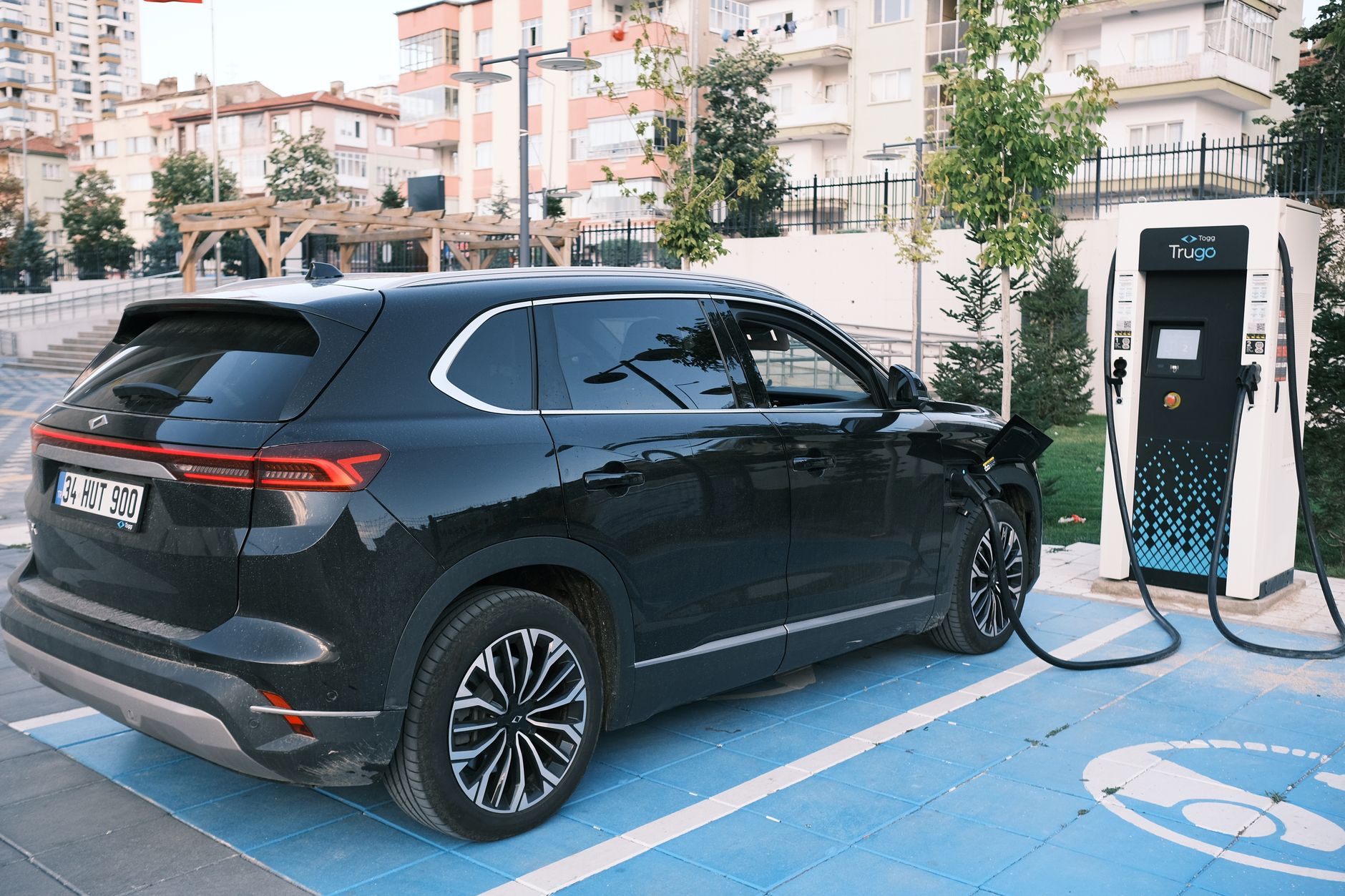 Elektryczny samochód ładowany na stacji w Niğde w Turcji