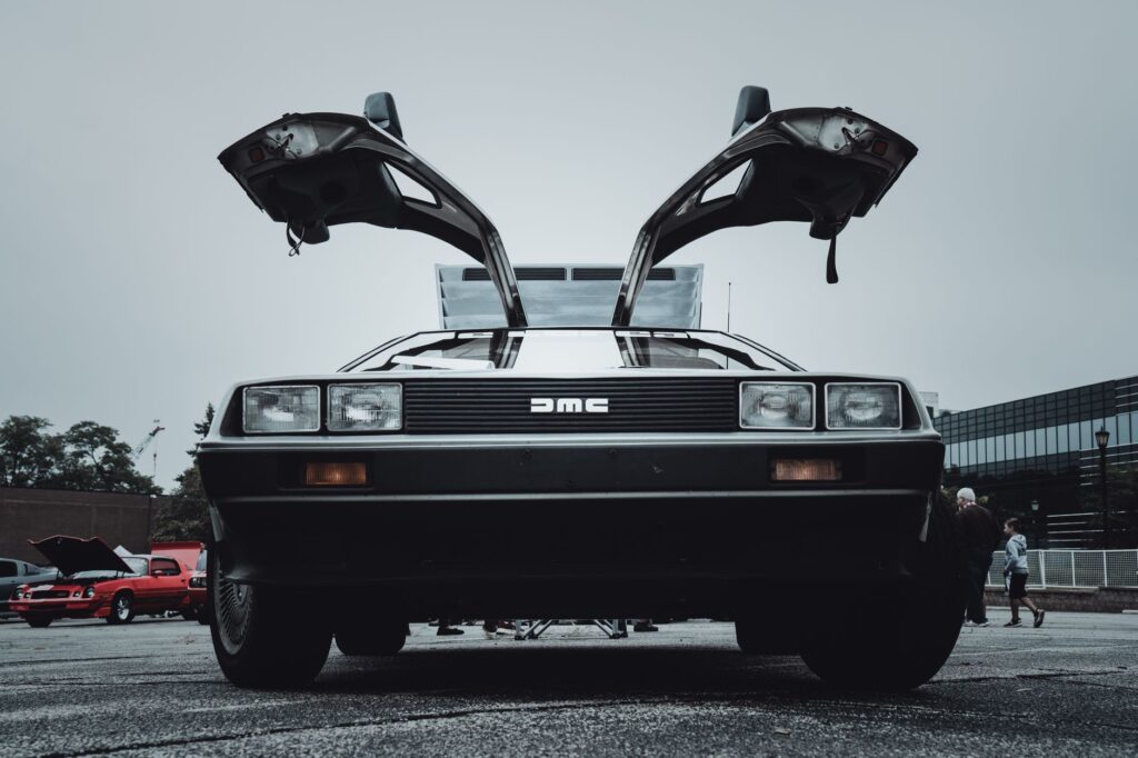 DeLorean z otwartymi drzwiami skrzydłowymi widziany od przodu
