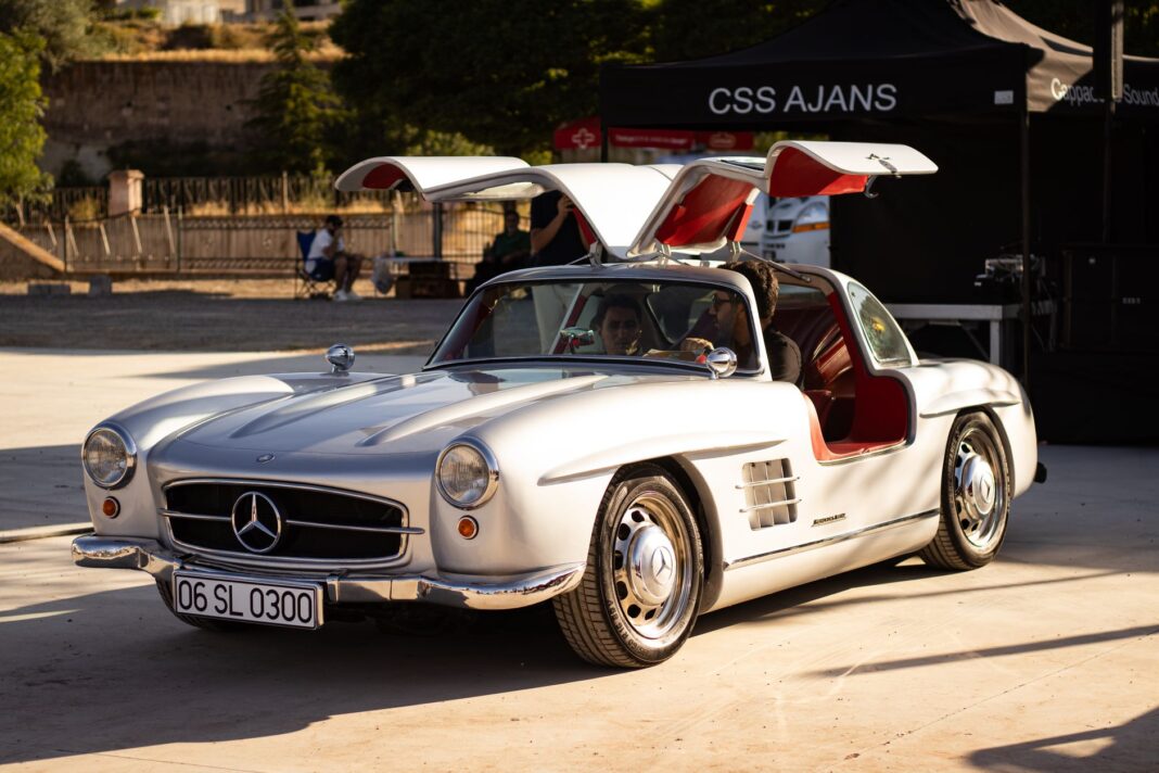 Srebrny Mercedes-Benz 300 SL z otwartymi drzwiami skrzydłami mewy Srebrny Mercedes-Benz 300 SL z otwartymi drzwiami skrzydłami mewy