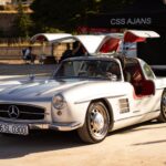 Srebrny Mercedes-Benz 300 SL z otwartymi drzwiami skrzydłami mewy