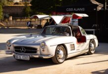 Mercedes-Benz SLS AMG: współczesny Gullwing z wolnossącym 6.2 V8, który z miejsca stał się legendą Srebrny Mercedes-Benz 300 SL z otwartymi drzwiami skrzydłami mewy