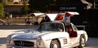 Mercedes-Benz SLS AMG: współczesny Gullwing z wolnossącym 6.2 V8, który z miejsca stał się legendą Srebrny Mercedes-Benz 300 SL z otwartymi drzwiami skrzydłami mewy