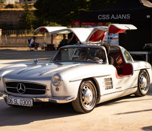 Srebrny Mercedes-Benz 300 SL z otwartymi drzwiami skrzydłami mewy